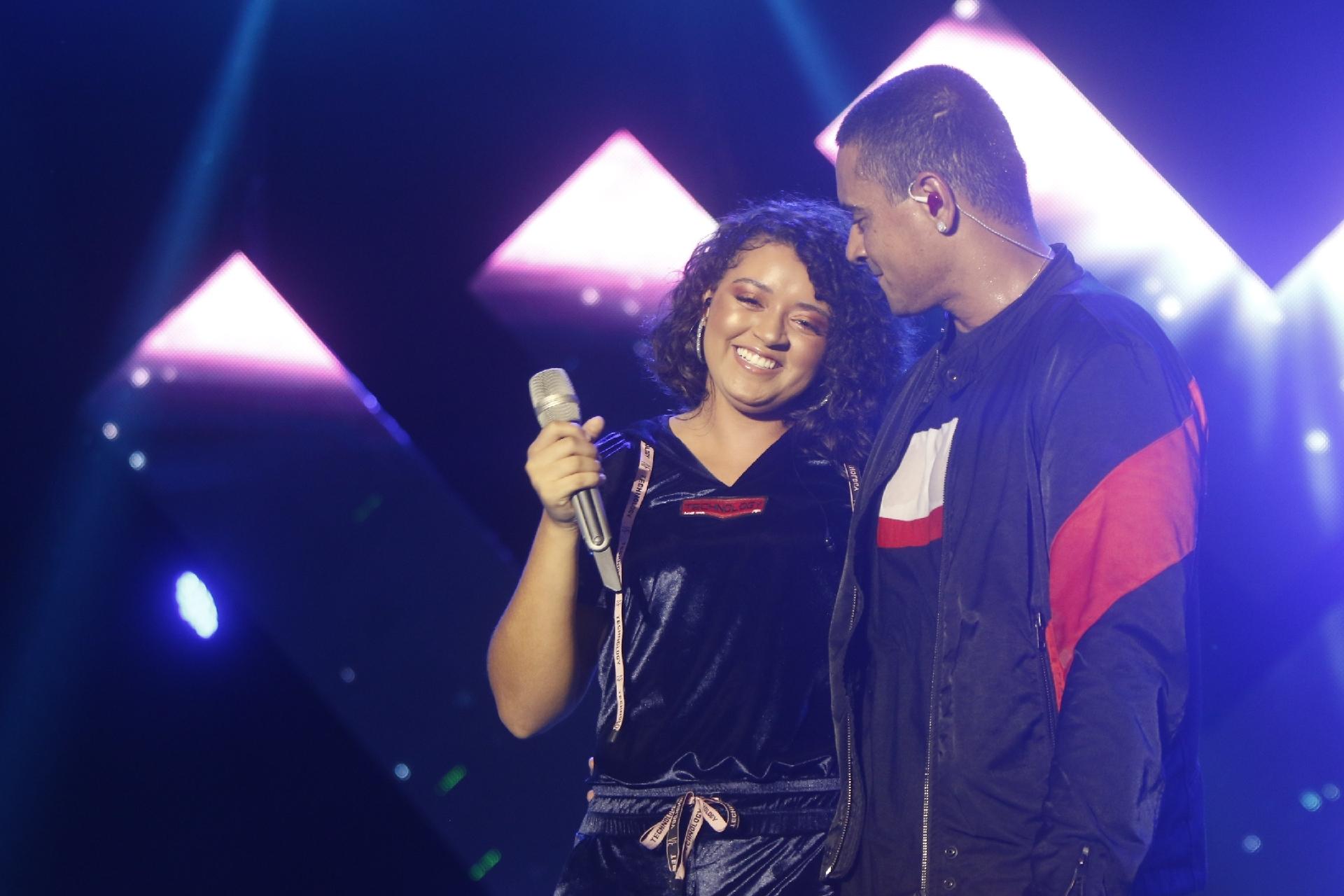 Em show do Harmonia do Samba, em Salvador, Camilly Victoria canta com o pai, Xanddy - Fred Pontes/Divulgação
