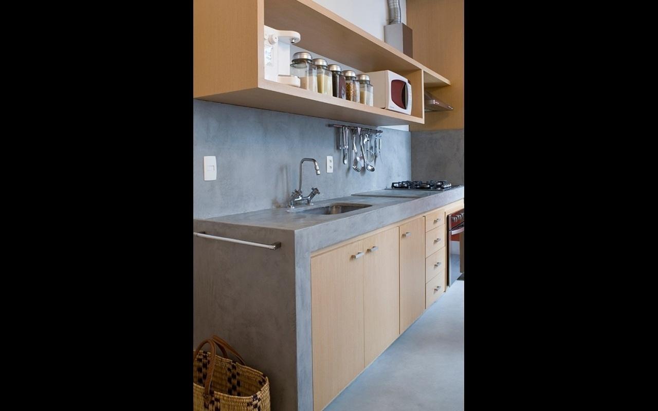 O efeito rústico e a frieza do concreto podem ser minimizados mesclando o material com outros elementos, como a madeira - Nicolas Bouriette/Divulgação/Projeto: Carolina Wambier