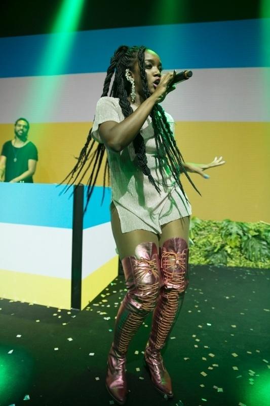 Iza também subiu no palco e fez um show para a plateia, repleta de famosas, no Boulevard Olímpico, Centro do Rio - Felipe Panfili /Divulgação