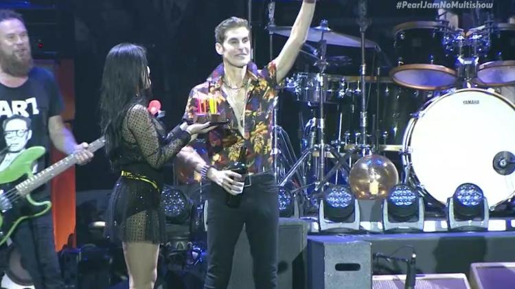 Perry Farrell recebe bolo de chocolate em festa de aniversário adiantada no Lollapalooza Brasil 2018 - Reprodução/Multishow - Reprodução/Multishow