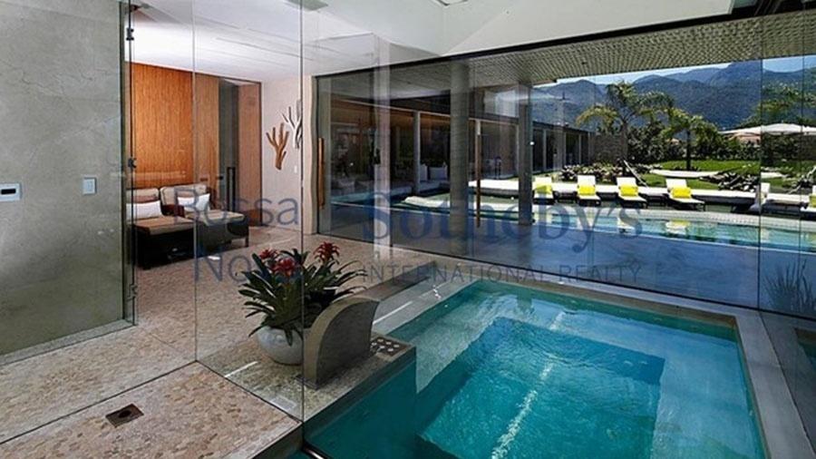 Jacuzzi da casa de Neymar é cercada por vidro e tem vista para a piscina - Reprodução