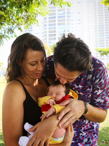 André Vasco beija a filha Maya ao lado da mulher, Vivian Krybus - Reprodução/Instagram/andrevasco - Reprodução/Instagram/andrevasco