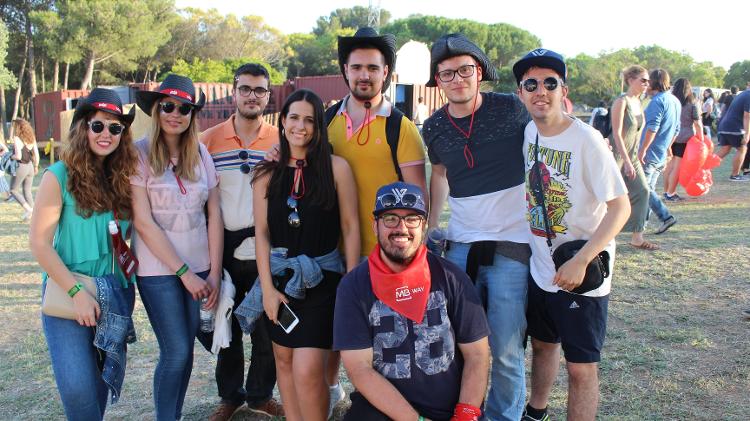 Tiago David, 24, ao centro de chapéu e óculos, curte o Rock in Rio Lisboa 2018 com os amigos - Felipe Branco Cruz/UOL - Felipe Branco Cruz/UOL