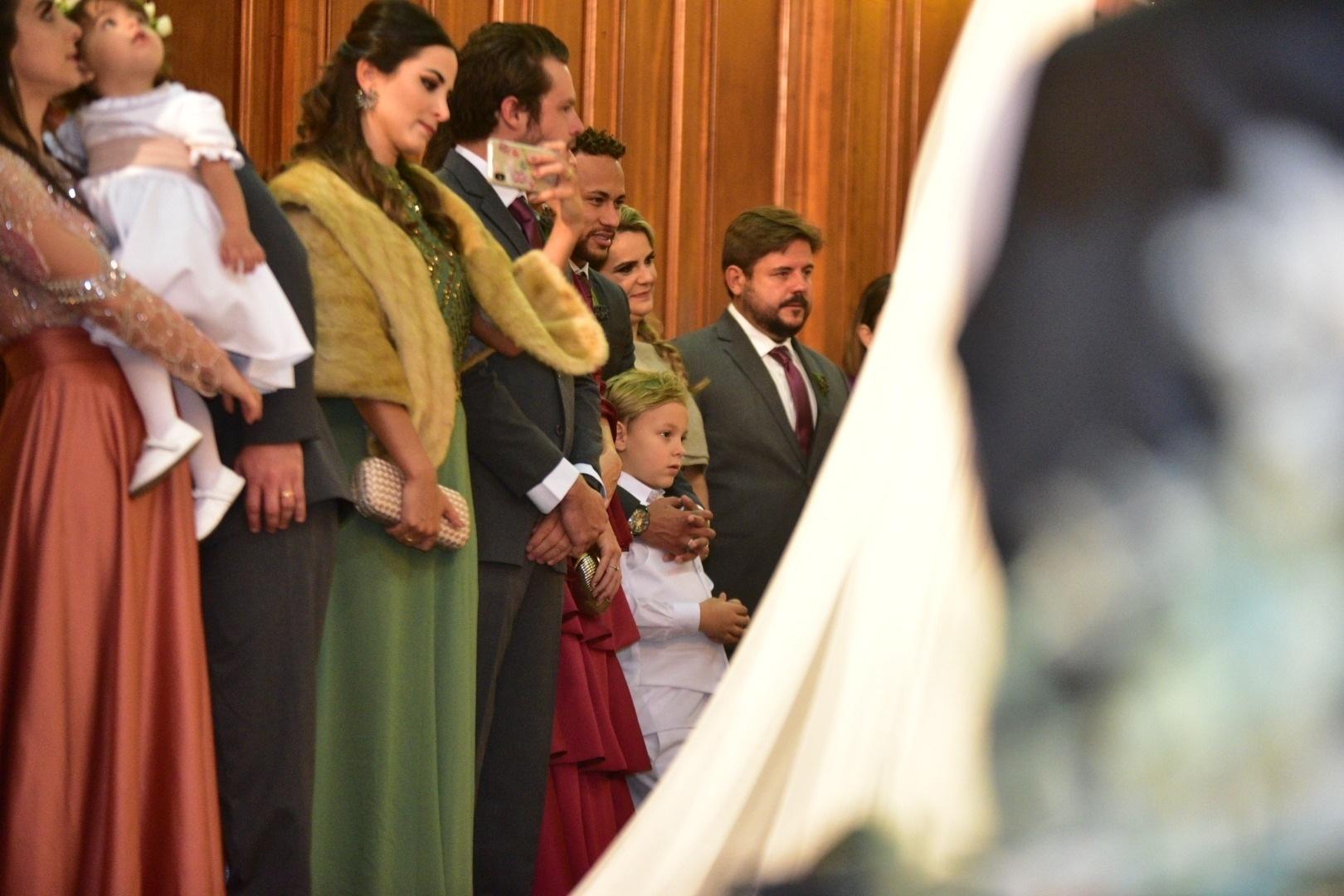 Davi Lucca ficou no altar com o pai, Neymar, um dos padrinhos do casamento de Samara Costa e Márcio Spinelli em São Paulo - Leo Franco/Ag.News