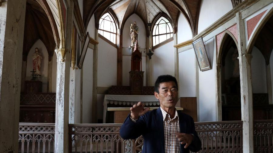Mitsuru Kojima, encargado da manutenção do interior da igreja de Gorin, ainda lembra como, durante sua infância, as missas eram rezadas ali - María Roldán/EFE