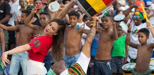 Com negros e brancos: Líder do Olodum defende nação arco-íris de Mandela - 12/08/2021 - Vimarsana News