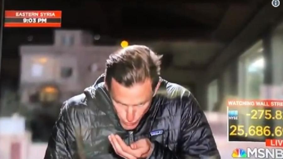 Repórter passa cuspe para "pentear" cabelo e comete gafe ao vivo - Reprodução/MSNBC