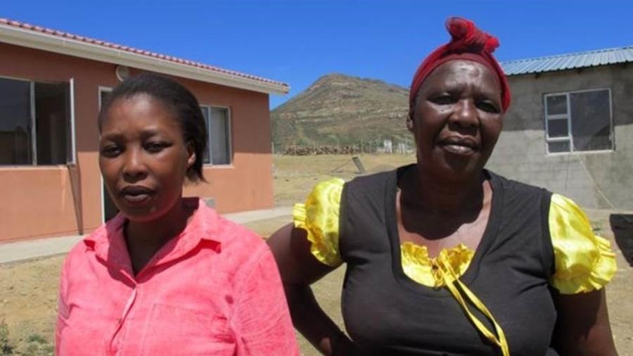Siphokazi e Nokubonga se apoiaram mutuamente após o ataque - BBC
