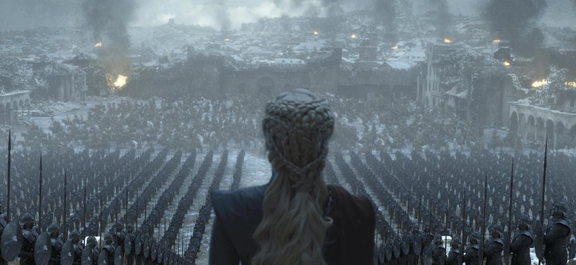 Emilia Clarke como Daenerys no episódio final de "Game of Thrones" - Divulgação