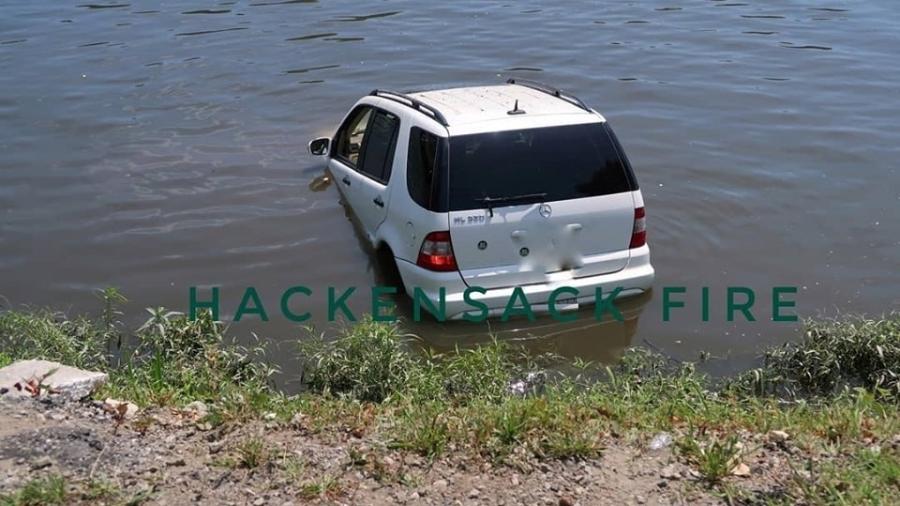 Mulher joga Mercedes em rio - Divulgação/Corpo de Bombeiros de Hackensack