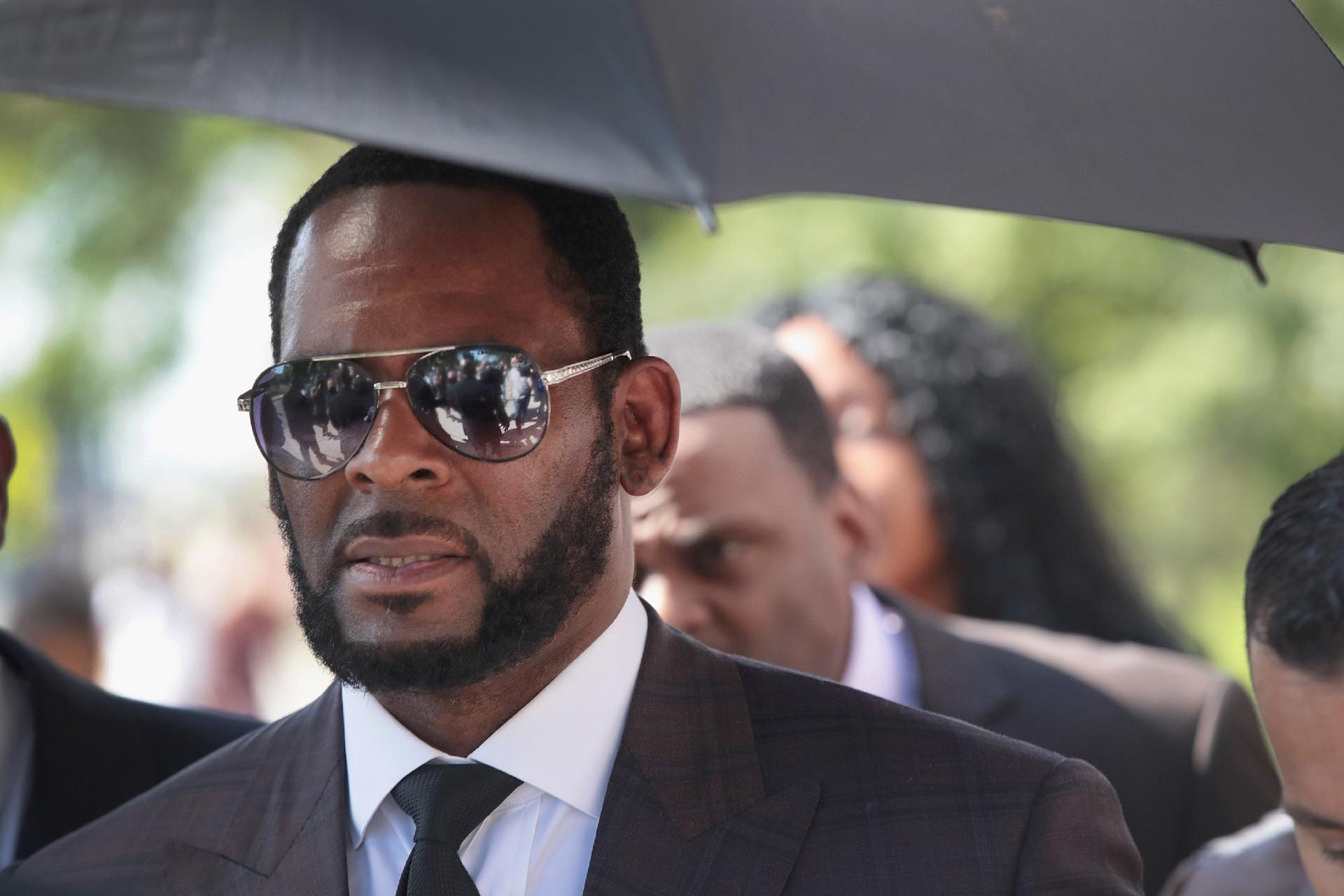 R Kelly Alega Problemas De Saúde Para Tentar Liberação Da - 