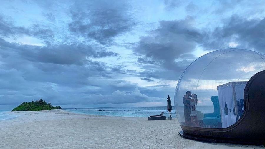 Thaila Ayala e Renato Goés na suíte em formato de "bolha" nas Maldivas - Reprodução/Instagram