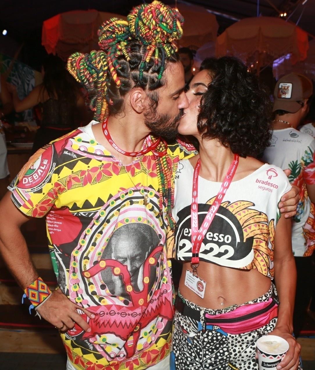 Bela Gil beija marido no camarote Expresso 2222 - Dilson Silva/AgNews