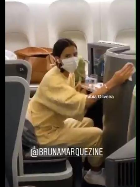 Bruna Marquezine usa máscara em avião - Reprodução