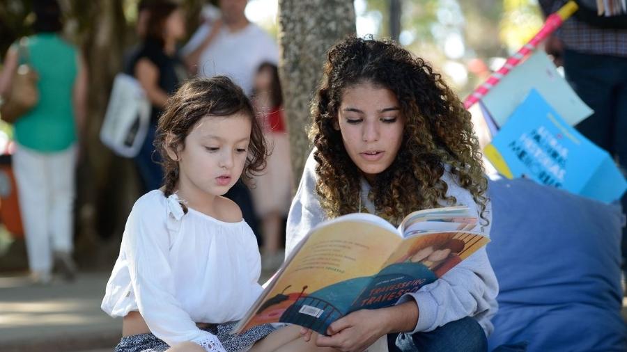 Mulher lê livro para criança - Tomaz Silva/Agência Brasil