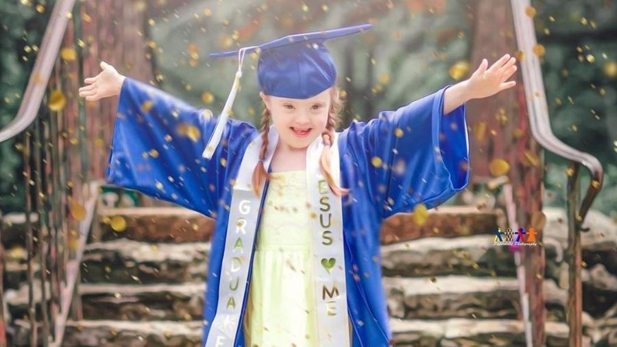 Hannah Grace, que tem a Síndrome de Down, formou-se no jardim de infância - Reprodução/Instagram @thedollcollections
