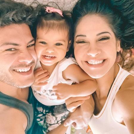 Mayra Cardi postou uma foto com Arthur Aguiar e a filha deles, Sophia - Reprodução/Instagram