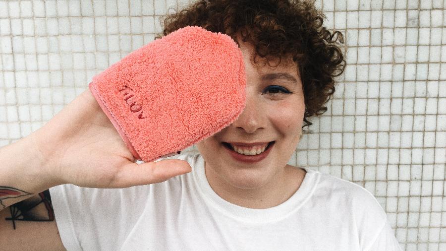 Nossa repórter testou a toalha demaquilante da marca Glov, que chegou recentemente ao Brasil - Natália Eiras