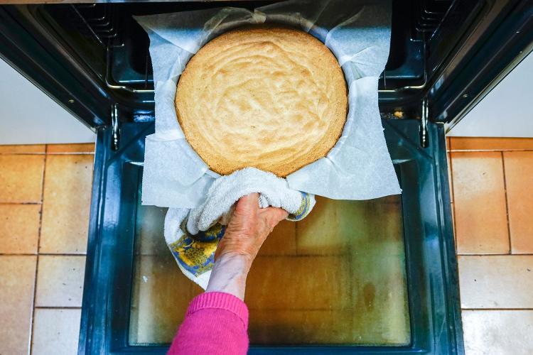 Bolo saindo do forno - Getty Images - Getty Images