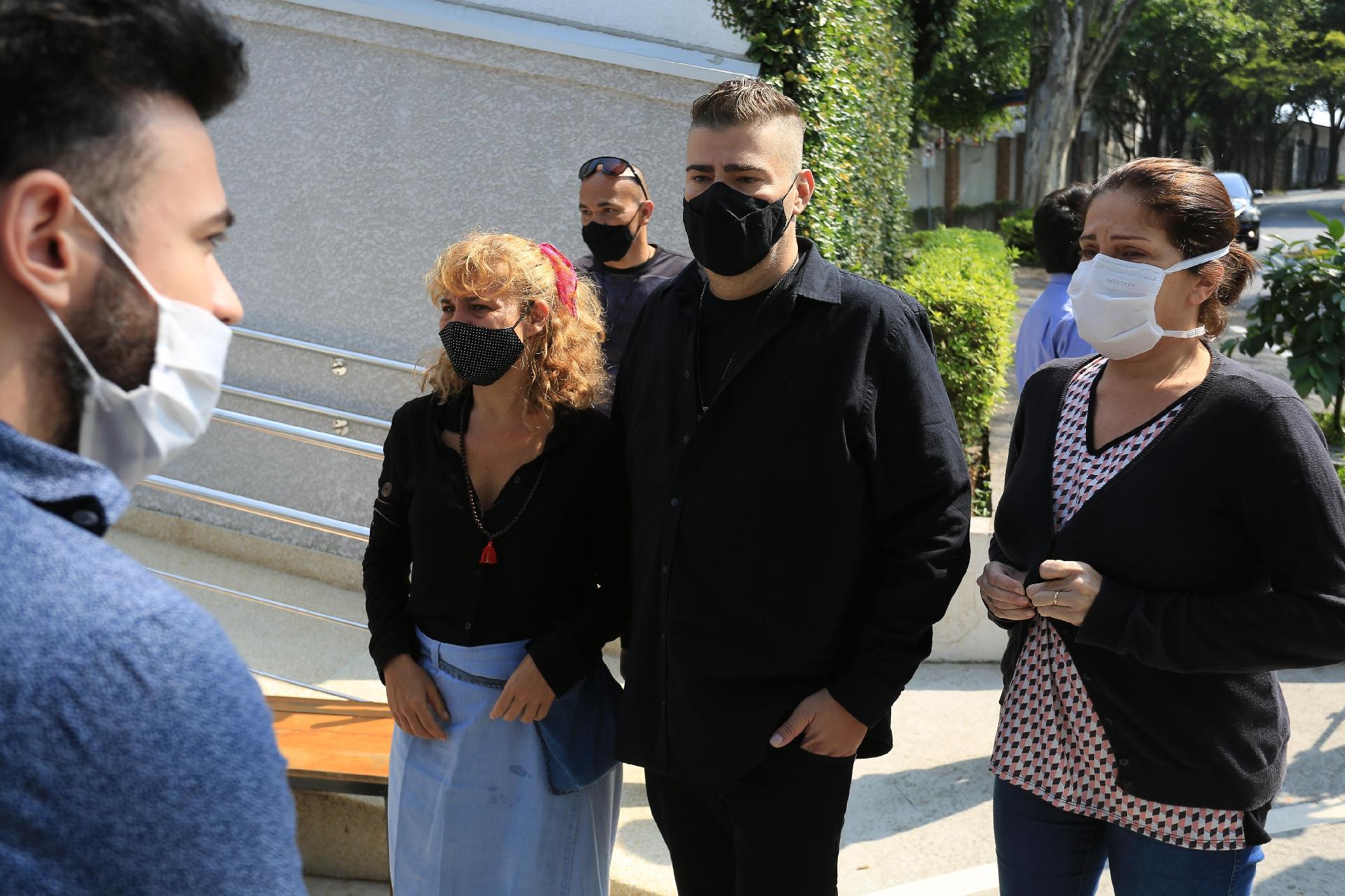 Rafael Vanucci e as irmãs Aretha e Amanda, no velório de Vanusa - Amauri Nehn/Brazil News