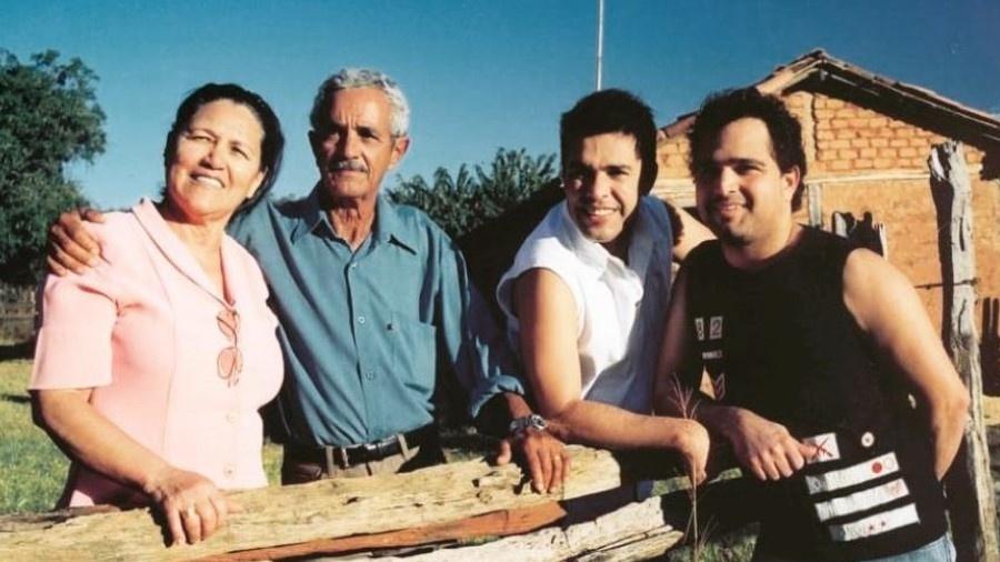 Dona Helena, seu Francisco Camargo, Zezé e Luciano; pai dos casntores morreu hoje - Reprodução/Instagram