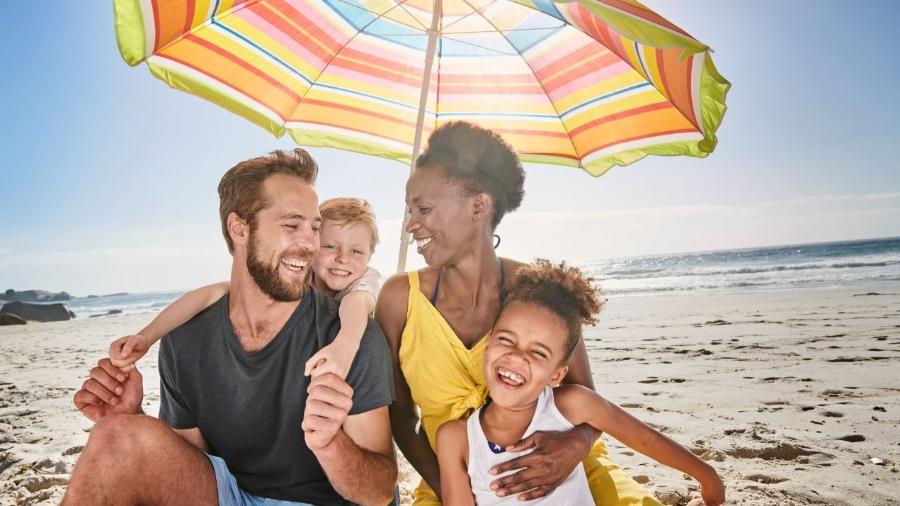 O verão e o fim do ano estão chegando: período que muita gente vai para a praia curtir uns dias de descanso com a família - Getty Images