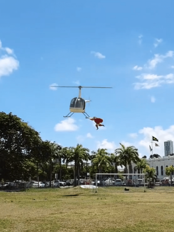Animação 3D do Papai Noel pendurado em um helicóptero enganou muita gente