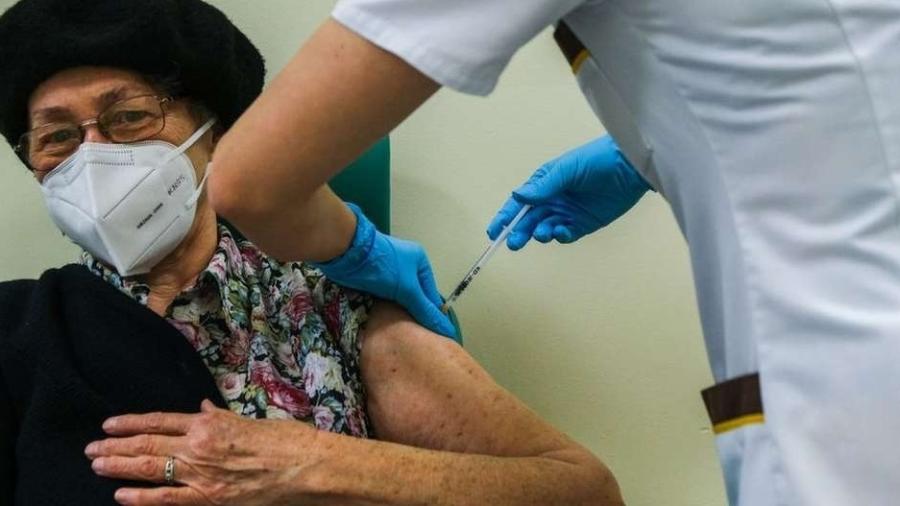 Mais americanos foram vacinados no país do que testaram positivo para covid-19 desde o início da pandemia, que segundo a universidade americana Johns Hopkins - Getty Images / BBC News Brasil