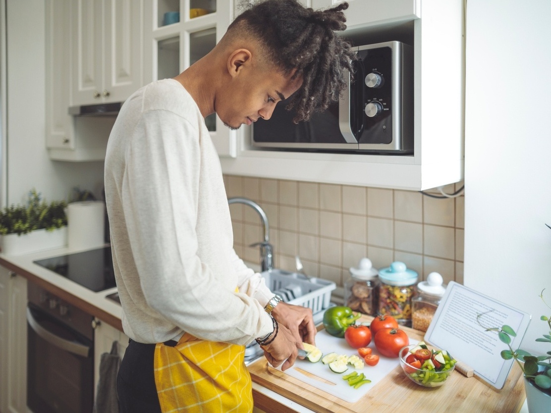 Cozinhar para si mesmo é uma forma de autocuidado 