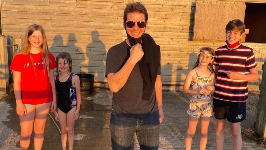 Tom Cruise e os filhos de Alison Webb, dona da propriedade - Reprodução/Alison Webb/BBC News