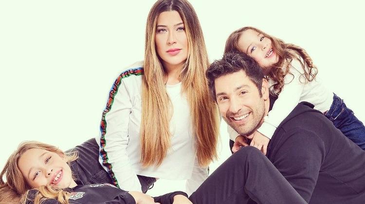 A Fazenda 2021: Victor Pecoraro com a mulher e as filhas - Reprodução/RecordTV - Reprodução/RecordTV