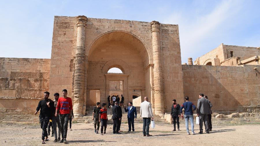 Visitantes compareceram à cerimônia de abertura da exposição das obras restauradas em Hatra - Yasser Al Hamdani/Xinhua