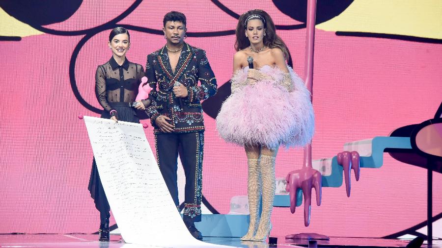 Manu Gavassi, ao lado dos apresentadores Camila Queiroz e Xamã, foi a maior vencedora do MTV MIAW 2022 - Cleiby Trevisan