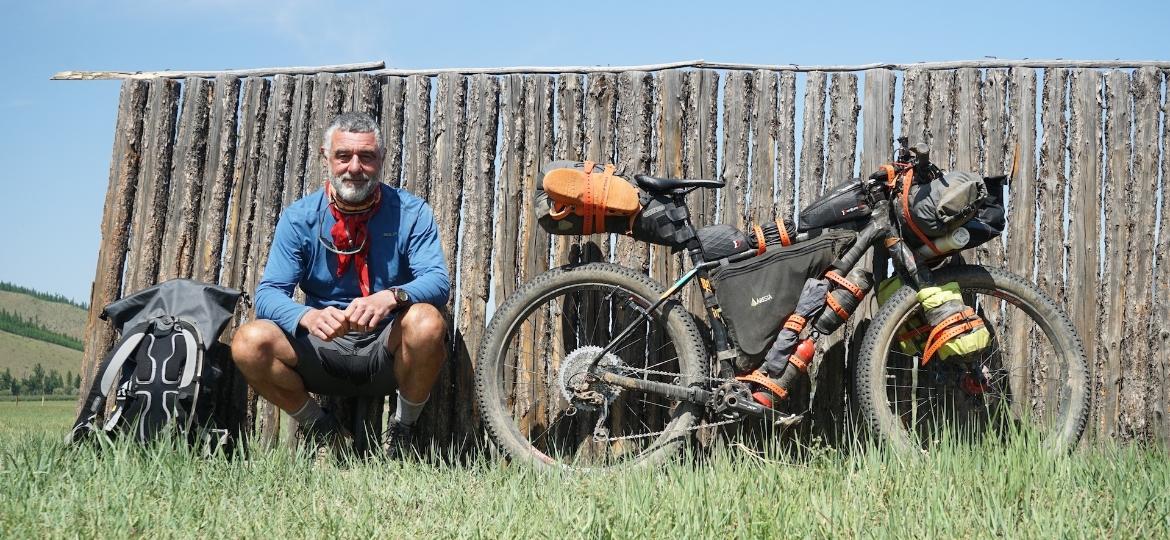 O brasileiro Guilherme Cavallari e sua bike durante travessia na Mongólia - Arquivo pessoal
