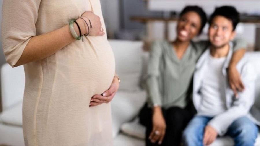 Algumas mulheres dizem que ficam felizes em ajudar casais a se tornarem pais, outras são motivadas pelo dinheiro - Getty Images