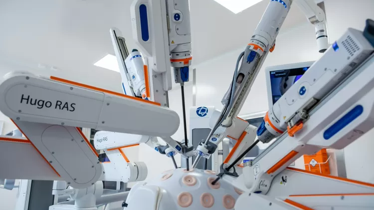 o-urologista-arie-carneiro-mexe-dois-controles-manuais-para-manipular-os-bracos-de-um-novo-robo-cirurgiao-1683562358524_v2_900x506 Robô-cirurgião estreia no Brasil transmitindo operação em 3D
