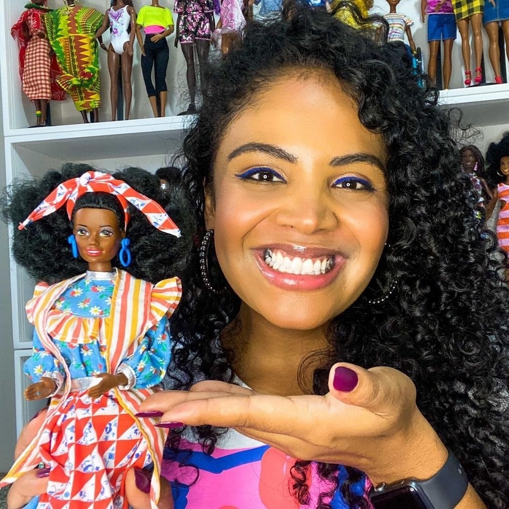 Barbie - Boneca Fashionista morena com cabelo encaracolado e