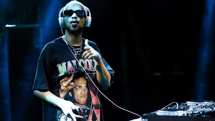 Em noite dedicada à música black no Rec-Beat 2024, DJ Kai se apresenta com camiseta de Malcolm X