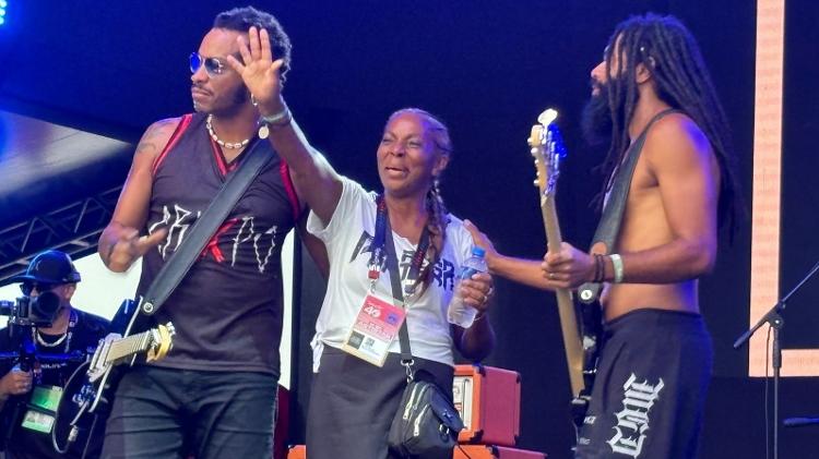 Dona Guiomar subiu ao palco do Black Pantera ao ser homenageada pelos filhos, Charles e Chaene