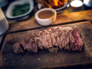 Mais barato que picanha, shoulder é carne da vez na mesa dos brasileiros