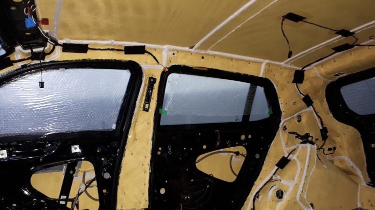 Boa parte da estrutura do carro recebe o Kevlar (em amarelo); tecido equipa de materiais espaciais a macacões de pilotos de Fórmula 1 Boa parte da estrutura do carro recebe o Kevlar (em amarelo); tecido equipa de materiais espaciais a macacões de pilotos de Fórmula 1