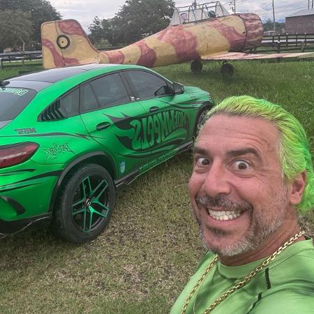 Carro verde inspirou Eduardo a se transformar no "Dulk" -- uma versão divertida do herói mutante Carro verde inspirou Eduardo a se transformar no "Dulk" -- uma versão divertida do herói mutante
