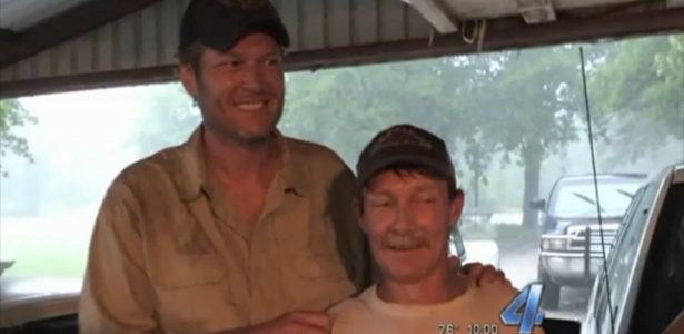 Blake Shelton posa para fotos ao lado do homem que salvou da inundação