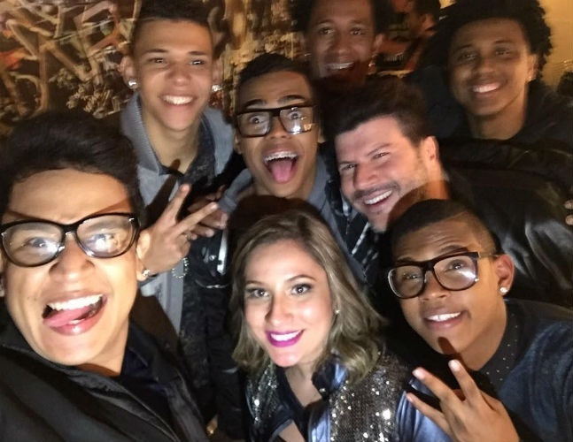 13.jul.2015 - Após a vitória no "SuperStar", Lucas e Orelha posa ao lado de Paulo Ricardo e outros artistas