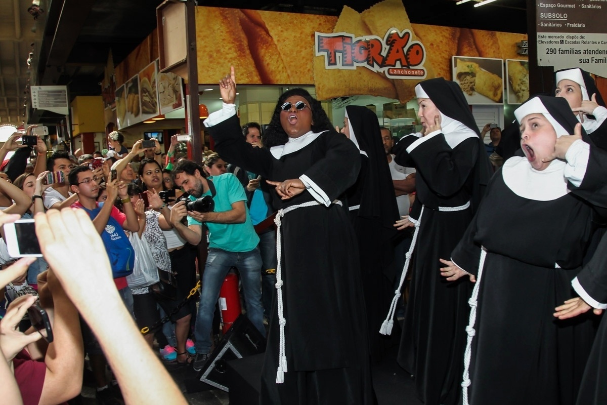 1.ago.2015- A intervenção cultural com a apresentação do musical "Mudança de Hábito" divertiu o público na tarde deste sábado - Manuela Scarpa/Photo Rio News