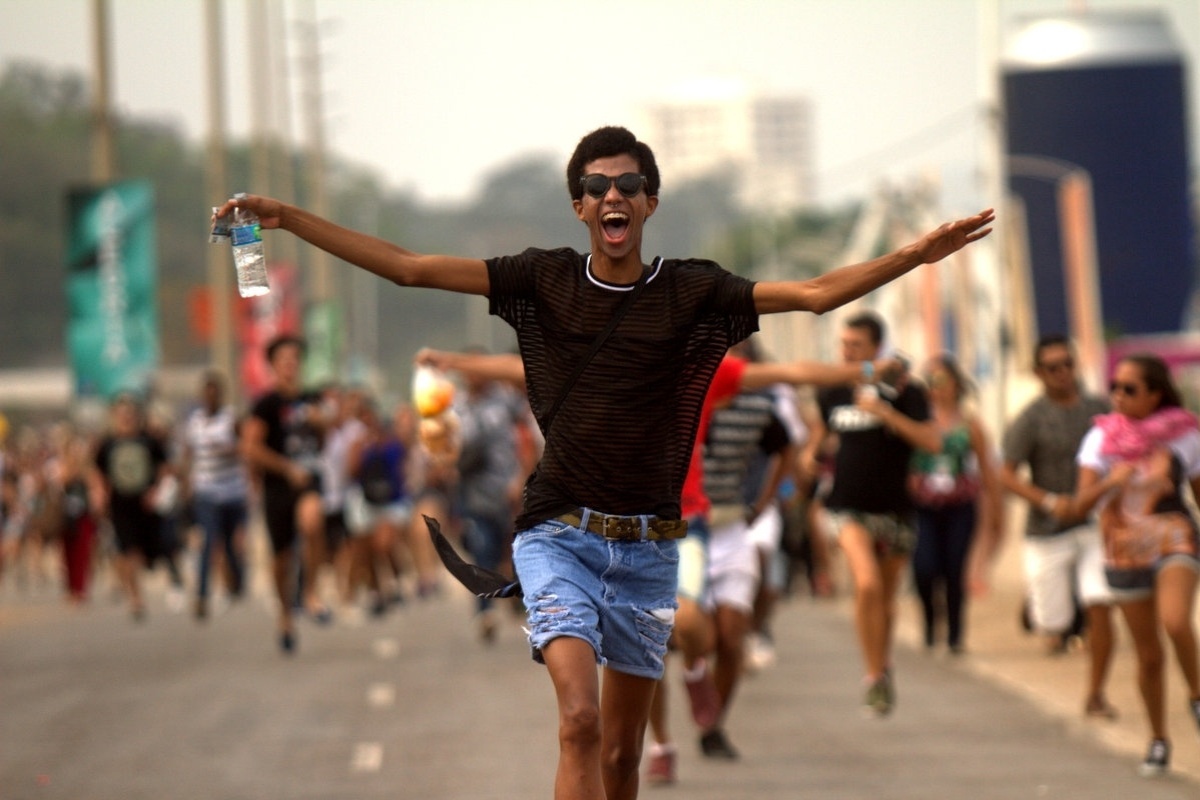 26.set.2015 - Correndo para pegar melhores lugares para assistir seus ídolos, fãs que chegaram cedo entram na Cidade do Rock para o sexto dia de shows do Rock in Rio 2015. - Marcos Ferreira/Foto Rio News