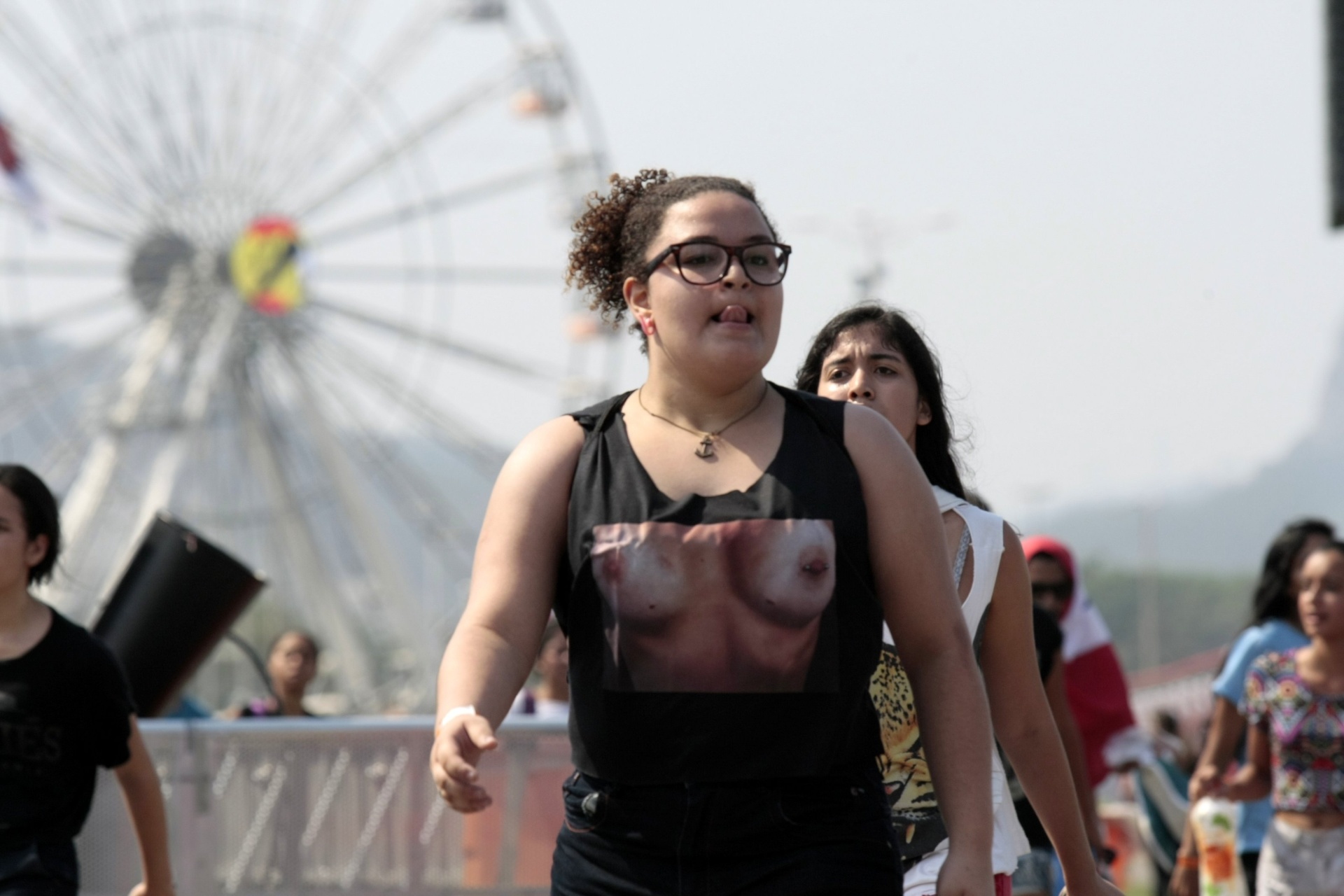 27.set.2015 - Público entra correndo na Cidade do Rock, durante o último dia do Rock in Rio 2015, que tem como atrações principais A-Ha e Katy Perry. - Johnson Parraguez/Foto Rio News