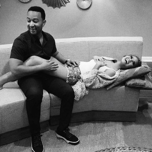 John Legend e a mulher comemoram a gravidez do primeiro filho - Reprodução/Instagram johnlegend