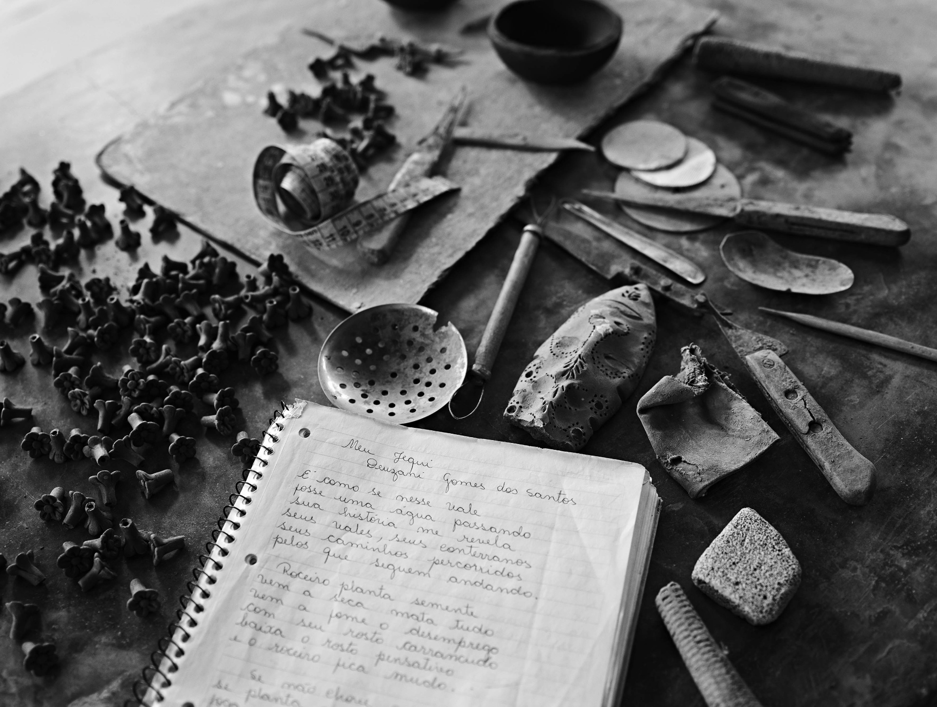 13.nov.2015 - Fotografia de Maurício Nahas parte da exposição "Do Pó da Terra" no Museu Afro, em São Paulo. Na foto, ateliê de Deuzani Gomes dos Santos - Maurício Nahas