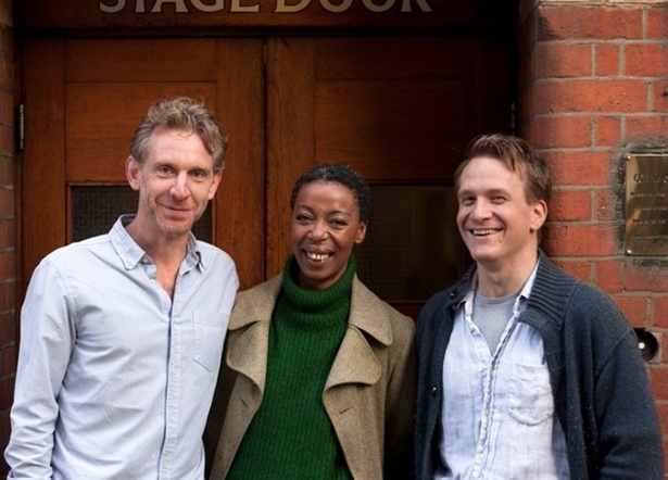 Os atores Jamie Parker, Noma Dumezweni e Paul Thornley, que vão interpretar Harry, Hermione e Ron na peça "Harry Potter and the Cursed Child" - Reprodução/Twitter/HPPlayLDN